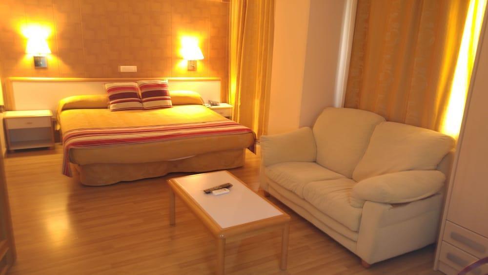 Hotel Verona Puertollano Bagian luar foto