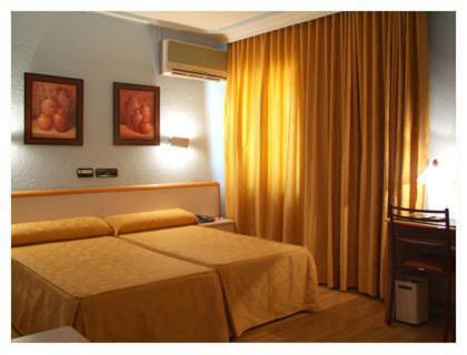 Hotel Verona Puertollano Bagian luar foto